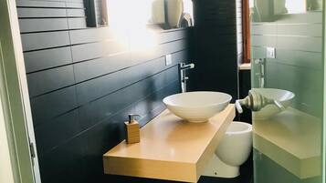 Douche, articles de toilette écologiques, sèche-cheveux, bidet