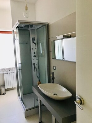 Douche, articles de toilette écologiques, sèche-cheveux, bidet