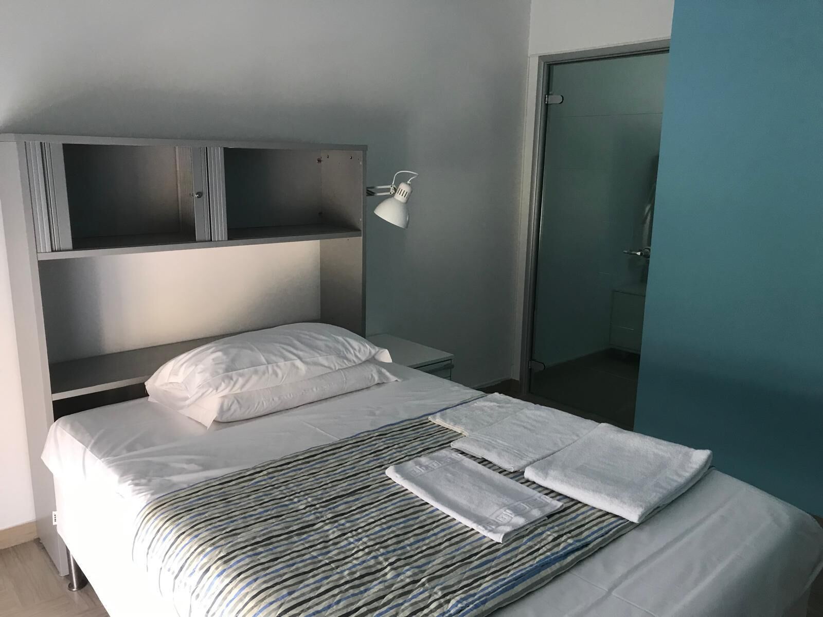 5 chambres, coffres-forts dans les chambres, bureau