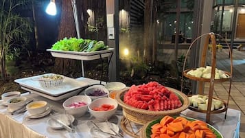 Un bufet ple d'una gran varietat d'aliments i un lluminari decoratiu.