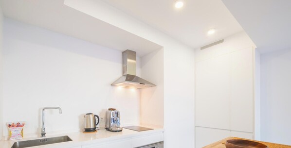 Fridge, oven, coffee/tea maker, electric kettle