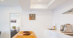 Kühlschrank, Ofen, Wasserkocher mit Kaffee-/Teezubehör, Wasserkocher