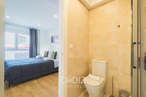 Shower, hair dryer, towels - AVENTURERO Apartment by Cadiz4Rentals (Cádiz)