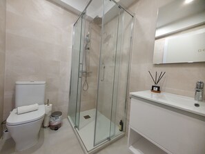 Dusj, hårføner og håndklær