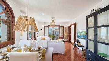 Apartamento superior, 2 habitaciones, vistas al mar | Zona de estar | Una televisión