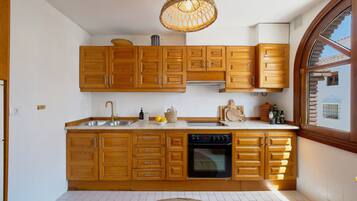 Apartamento superior, 2 habitaciones, vistas al mar | Cocina privada | Hervidor eléctrico y tostadora