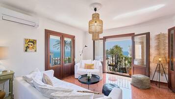 Apartamento superior, 2 habitaciones, vistas al mar | Zona de estar | Una televisión