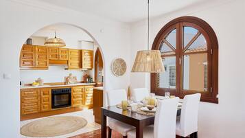 Superior-Apartment, 2 Schlafzimmer, Meerblick | Wohnbereich