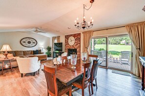 Televisión, chimenea, futbolito y tenis de mesa 