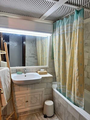 Dusche, Haartrockner, Handtücher, Seife