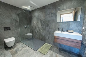 Dusche, Haartrockner, Handtücher, Seife