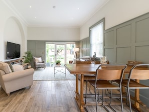 Interior - School House – Victorian elegance by the river with parking - Pass the Keys (Shrewsbury)