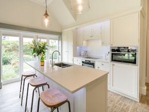 Fridge, microwave, oven, dishwasher - School House – Victorian elegance by the river with parking - Pass the Keys (Shrewsbury)