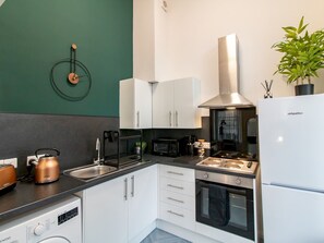 Fridge, microwave, oven, toaster - Modern Studio Apartment in Newcastle - Pass the Keys (Newcastle)