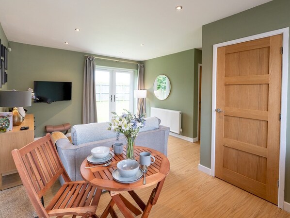 Smart TV - *Cosy, peaceful and modern ground floor apartment* - Pass the Keys (Shrewsbury)