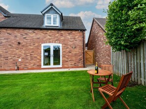 Outdoor dining - *Cosy, peaceful and modern ground floor apartment* - Pass the Keys (Shrewsbury)