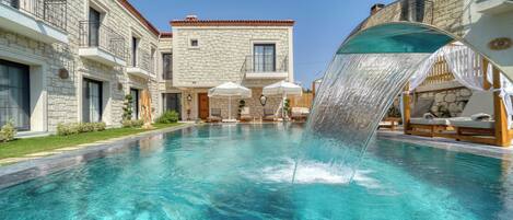 Udendørs pool, åben fra kl. 09.00 til kl. 20.00, gratis hytter