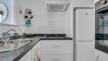 Jääkaappi, mikroaaltouuni, uuni, kahvin-/teenkeitin