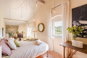 3 bedrooms, iron/ironing board, bed sheets