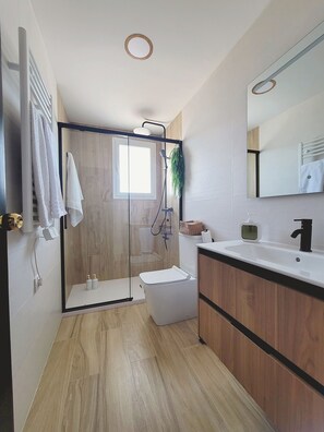 Shower, hair dryer, towels, soap - Casa Verna tú Escapada Ideal en Familia o Grupo; Actividades, Jacuzzi y Barbacoa (Murcia)