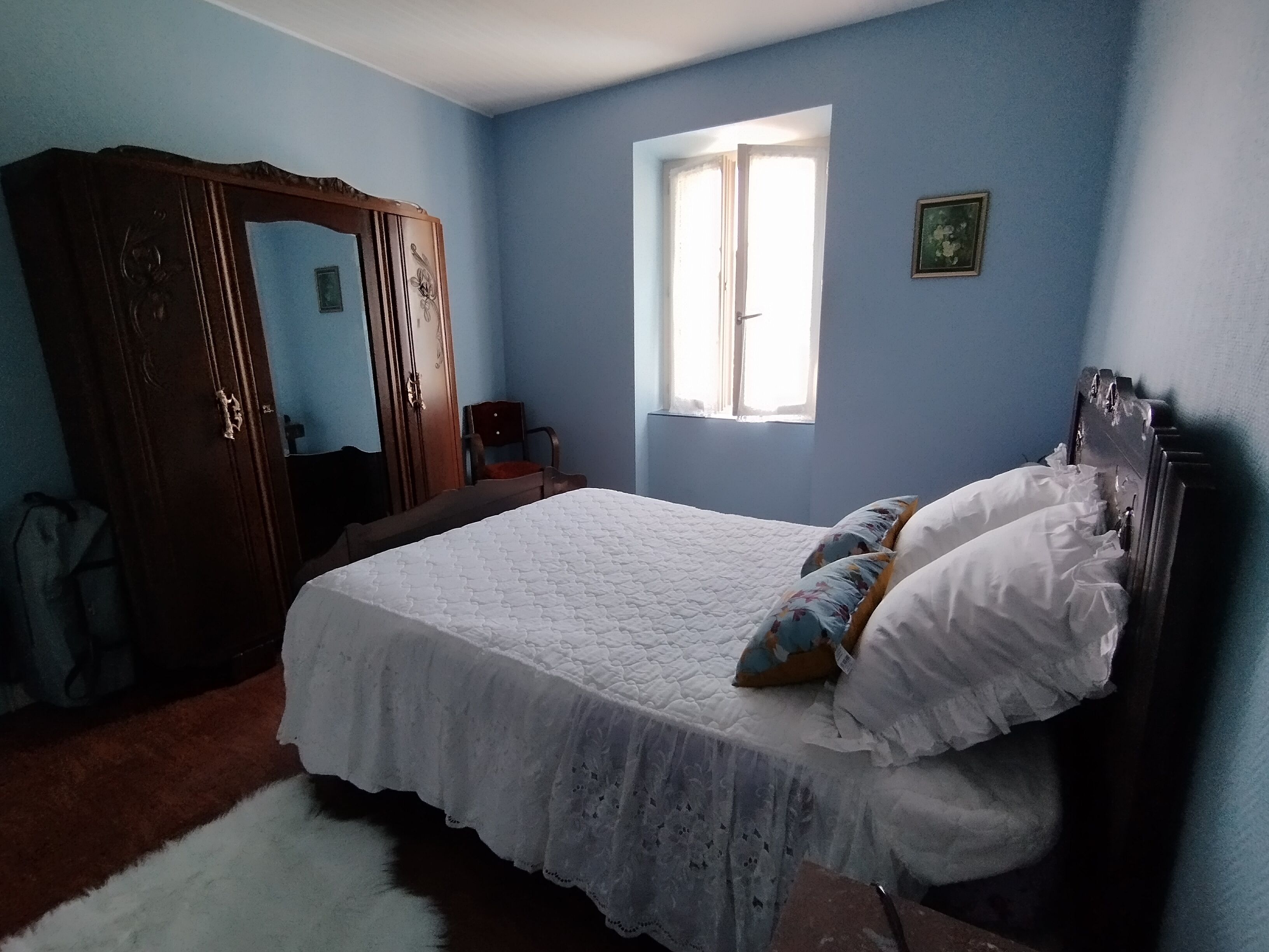 4 chambres, bureau, fer et planche à repasser, lit de bébé portatif