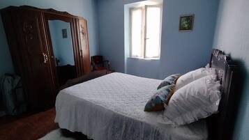 4 chambres, bureau, fer et planche à repasser, lit de bébé portatif