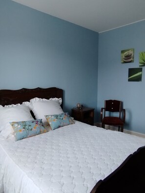 4 bedrooms, desk, iron/ironing board, travel crib