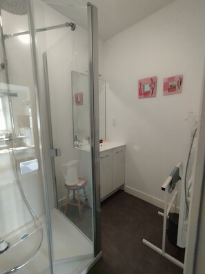 Douche, séchoir à cheveux, bidet, serviettes fournies