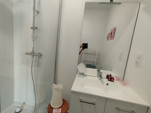 Dusche, Haartrockner, Bidet, Handtücher