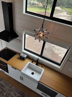 Réfrigérateur, micro-ondes, lave-vaisselle, cafetière/bouilloire