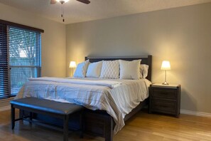 5 bedrooms, desk, iron/ironing board, WiFi - Spacious 5-bedroom house in lovely Grand Prairie with AC, Backyard, W/D, Pets! (Grand Prairie)