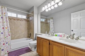 Baignoire à jets, sèche-cheveux, serviettes fournies, savon