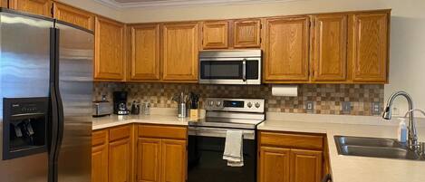 Réfrigérateur, four à micro-ondes, un four, surface de cuisson