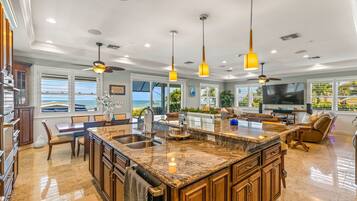 ثلاجة، ميكروويف، فرن، موقد طهي مسطح