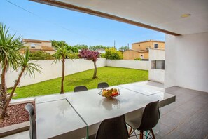 Outdoor dining - Villa Manade by Villa Plus (Le Cailar)