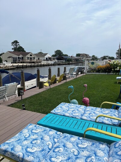 Canal house in excellent location.  Perfect for water lovers.