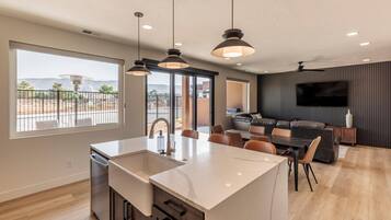House, Multiple Beds (Far Above Par) | Private kitchen