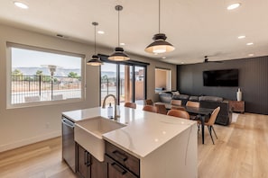 Casa, várias camas (Far Above Par) | Cozinha privada