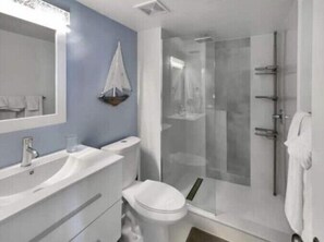 Bruser, hårtørrer, håndklæder, Sæbe