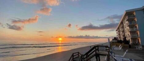 Plage, chaises longues, serviettes de plage