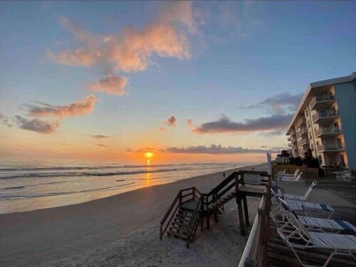 Third floor family favorite ~Corner oceanfront with endless views