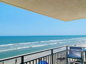 På stranden, liggestole, badehåndklæder