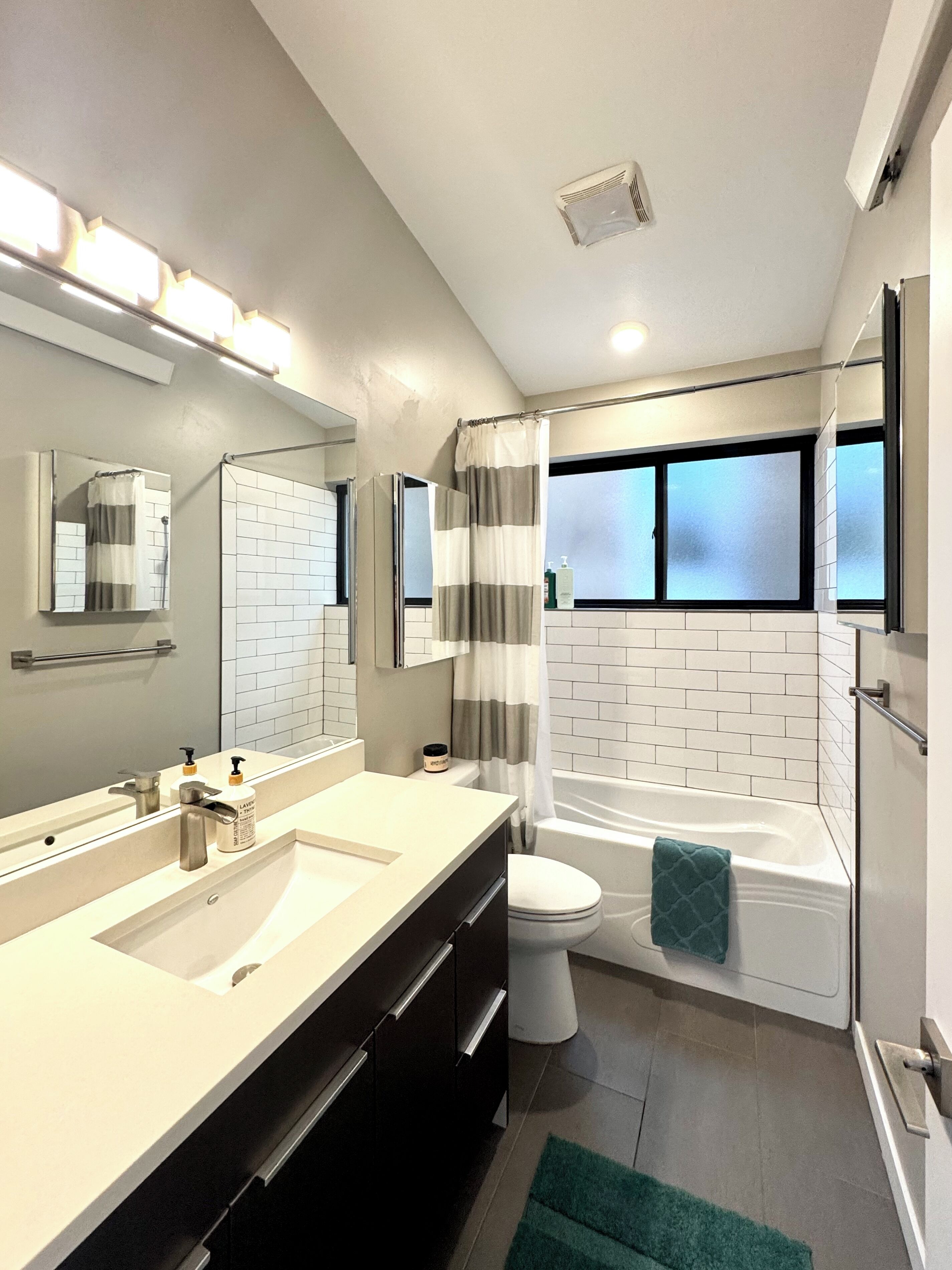 Sèche-cheveux, serviettes fournies, savon, shampoing