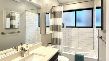 SĂšche-cheveux, serviettes fournies, savon, shampoing