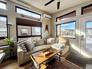 Smart-TV, Kamin, Bücher