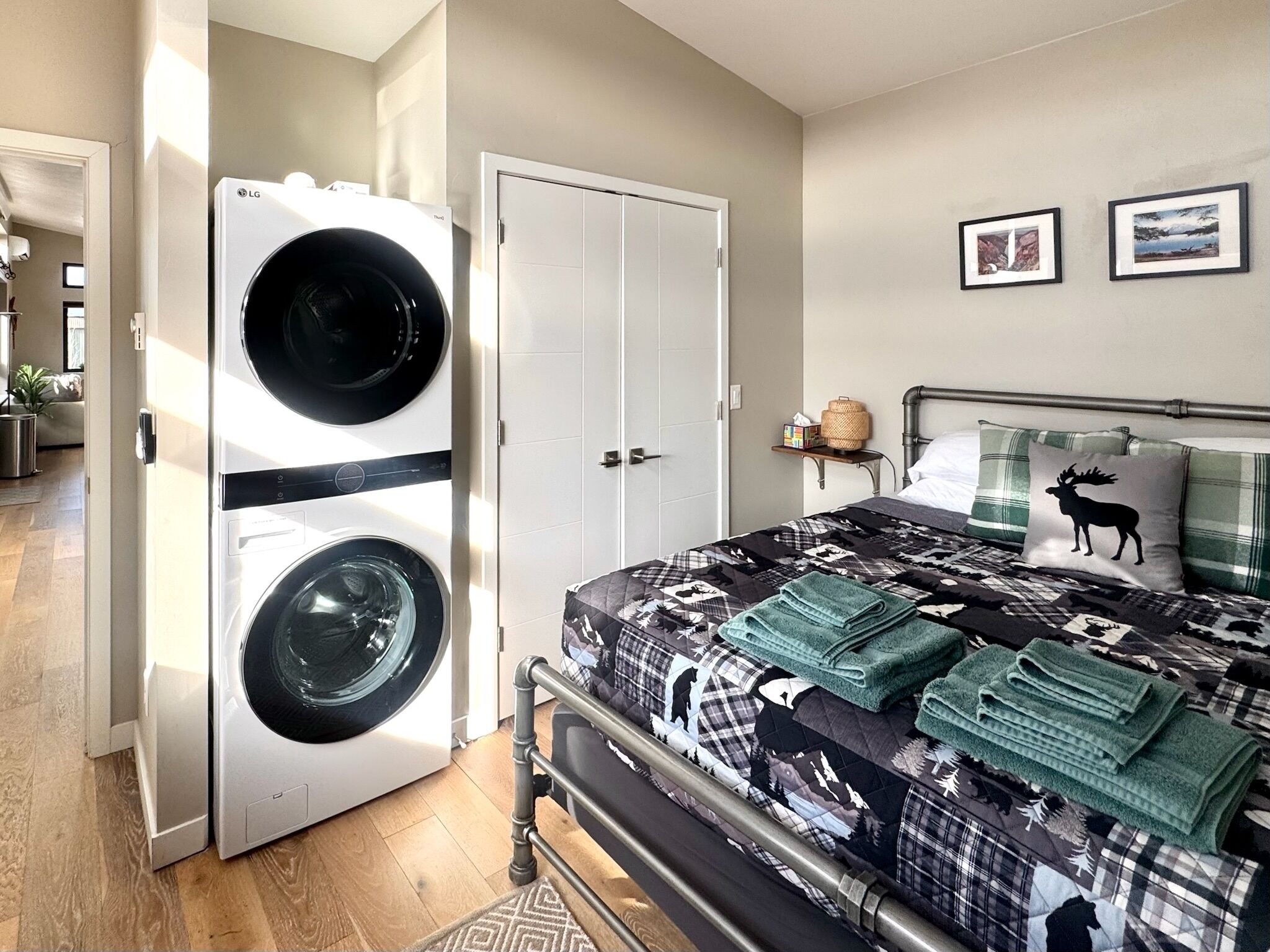 2 chambres, bureau, fer et planche à repasser, lit parapluie