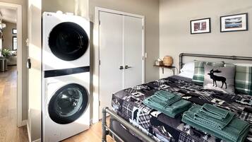 2 chambres, bureau, fer et planche Ă repasser, lit parapluie