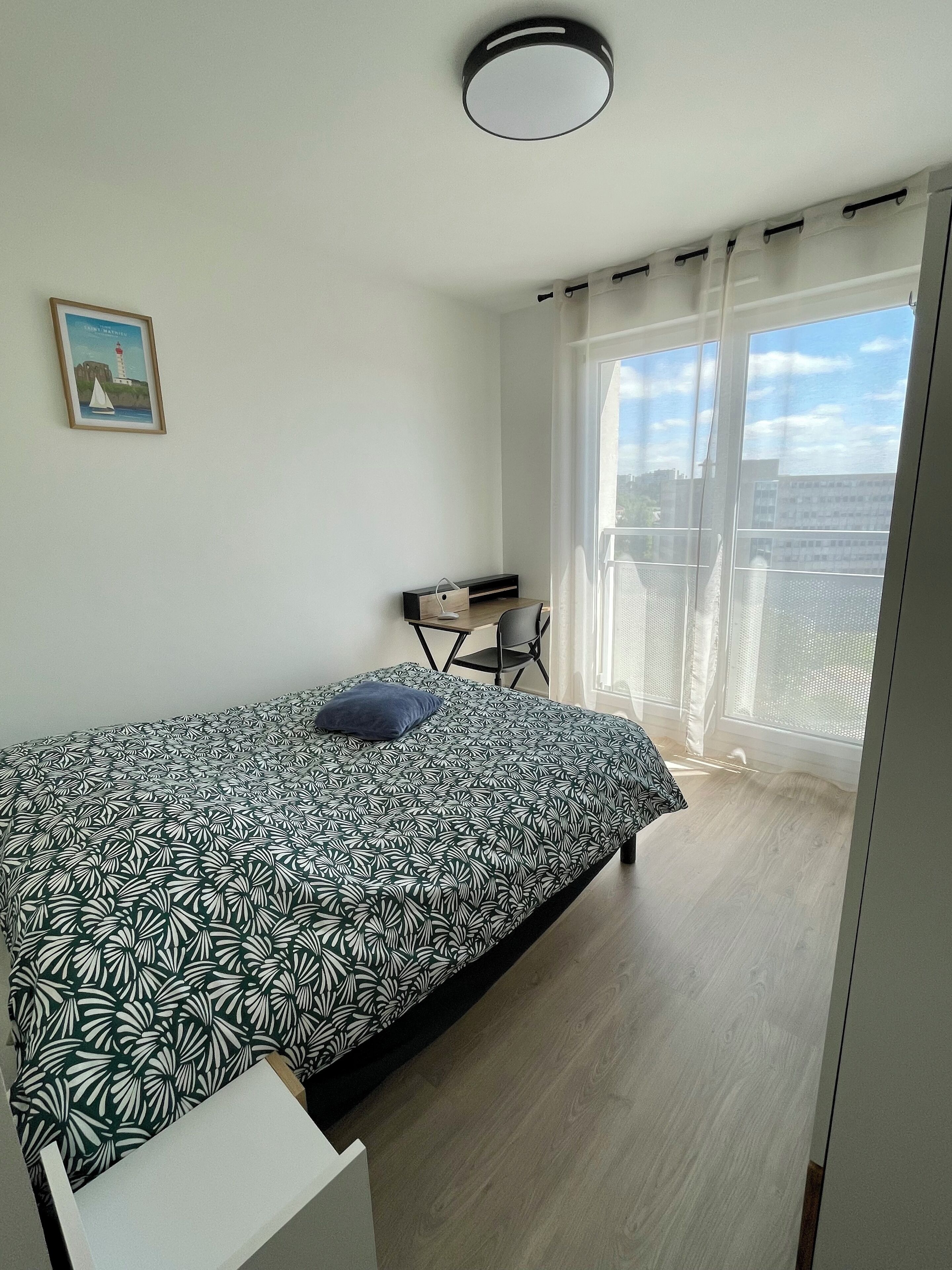 3 quartos, escrivaninha, ferros/tábuas de passar roupa