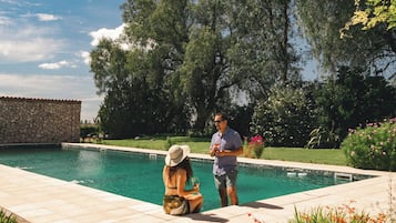 Una piscina al aire libre de temporada