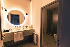 Svit Deluxe - utsikt mot trÀdgÄrden | Badrum | Dusch, gratis toalettartiklar, hÄrtork och tofflor